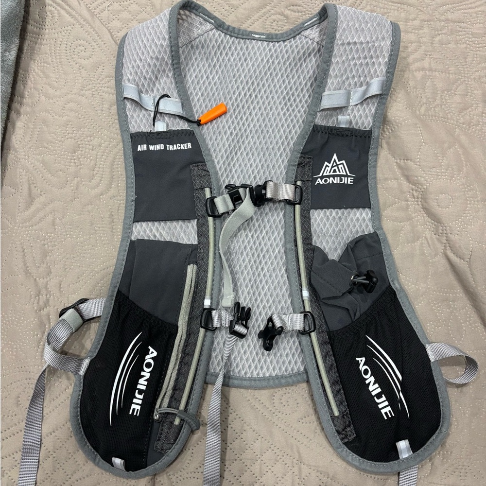 Aonijie Gray Running Vest